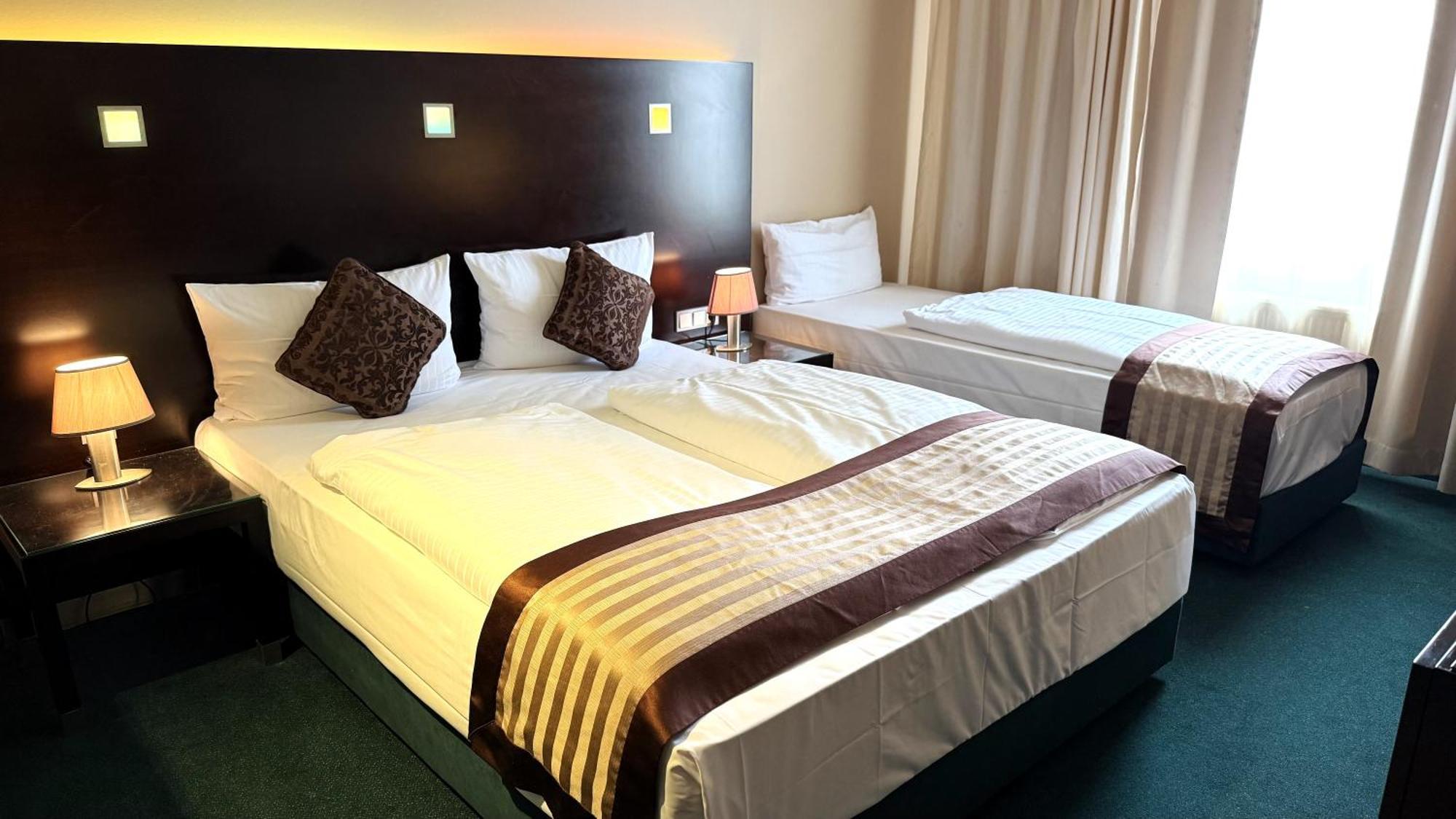 Hotel Lumiere An Der Messe "New Opening" Frankfurt am Main Buitenkant foto