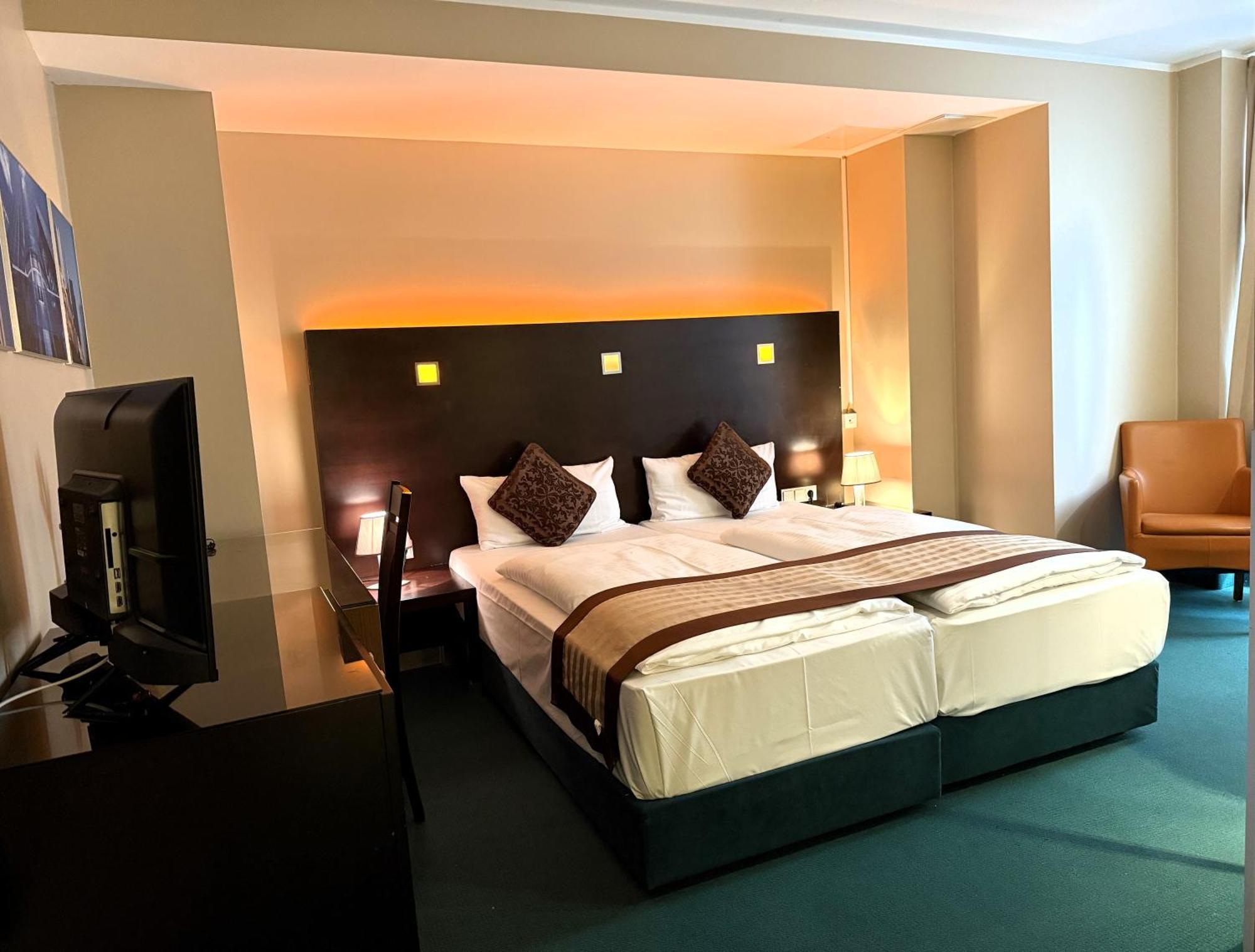 Hotel Lumiere An Der Messe "New Opening" Frankfurt am Main Buitenkant foto