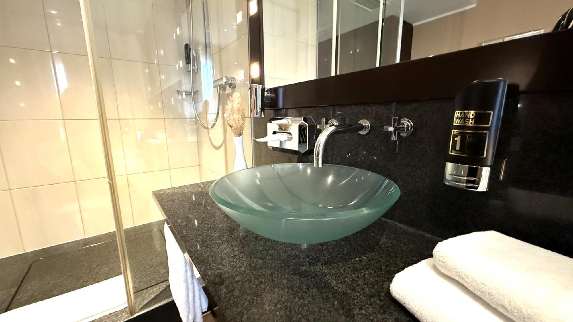 Hotel Lumiere An Der Messe "New Opening" Frankfurt am Main Buitenkant foto