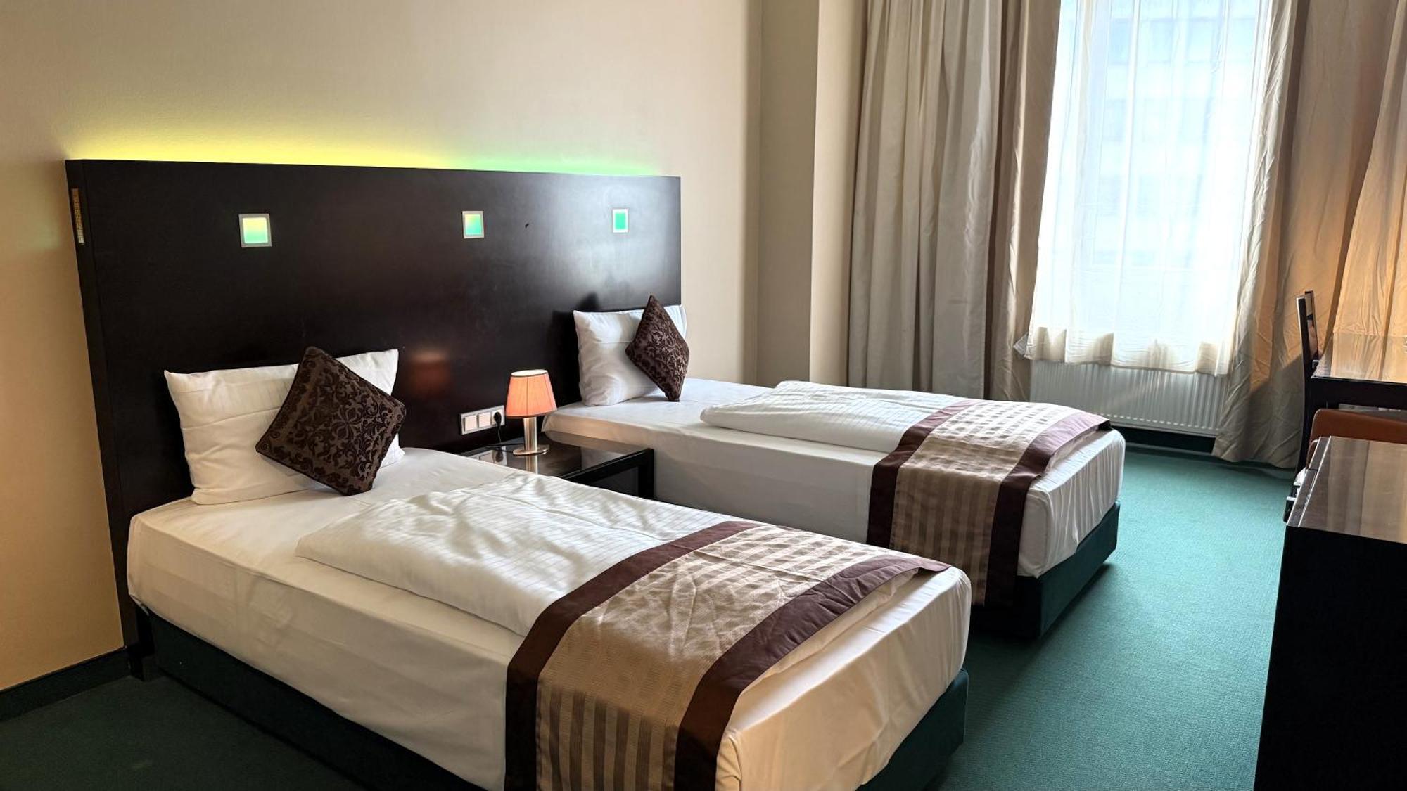 Hotel Lumiere An Der Messe "New Opening" Frankfurt am Main Buitenkant foto